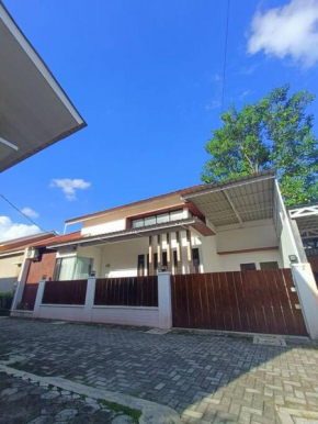 Rumah Besar dg Kolam Ikan diKota